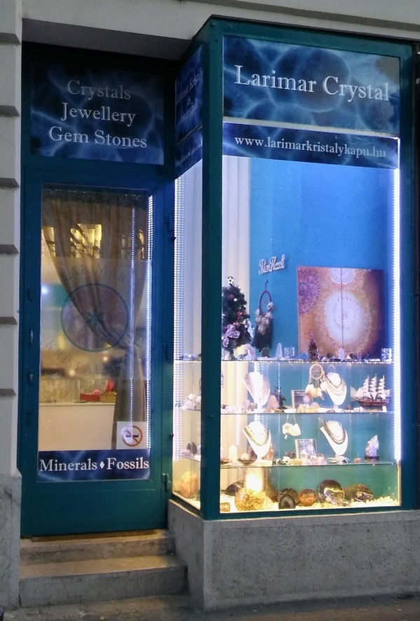 Larimar Kristálybolt